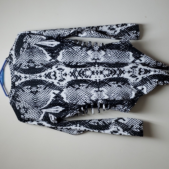 Women's Long Sleeve Snake Print Zipper Cut-Out Rash Guard Swimsuit. - Picture 10 of 11